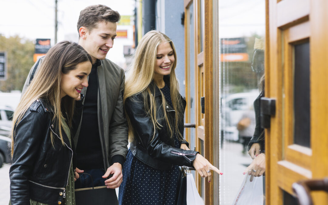 L’Art de la Première Impression : Pourquoi votre Vitrine de Magasin est-elle Cruciale ?